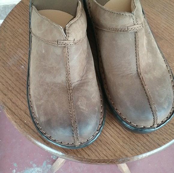 Boc Brown Distressed Leather Mules Size 9 - Picture 3 of 5